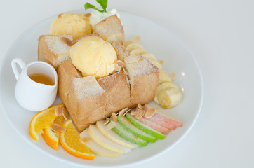 Mixed fruit and Honey Toast with Ice Creamr