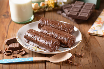 dolcetti fatti in casa al cioccolato e crema di latte aromatizzati alla cannella