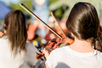 Child play violin