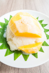 Sticky rice with mango