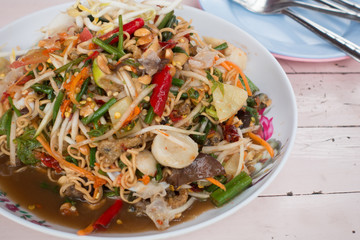 Papaya salad with instant noodles and seafood