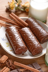 Obrazy na Plexi  domowe ciasta czekoladowo-mleczne o smaku cynamonu