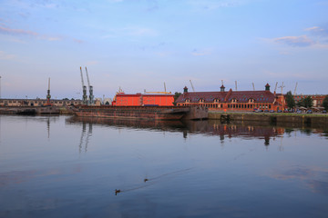 Fototapeta na wymiar Wieczorny widok na budynki portowe w Szczecinie 