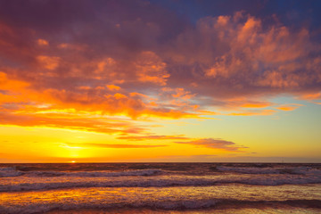 Obraz premium Dramatic sunset at the beach