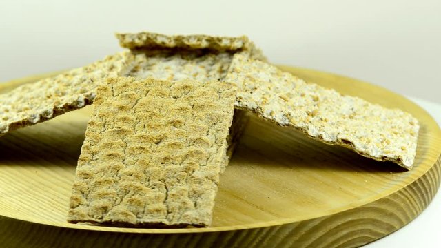 Kn&auml;ckebrot auf einem Drehteller