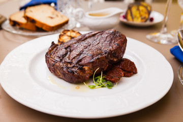 Entrecote with grilled garlic