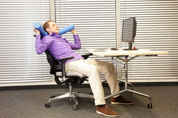 short break  - relaxation with foalm at work station in office