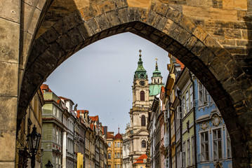 Naklejka premium Widok na Wieżę Mostu Małego z Mostu Karola, w pochmurny dzień Praga, Czechy