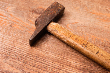Hammer auf einem Holzbrett
