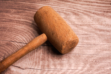 Hammer auf einem Holzbrett