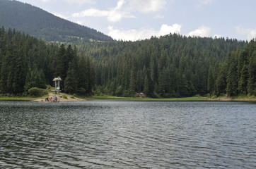 Fototapeta na wymiar Mountain Lake Synevir in the Ukrainian Carpathians 