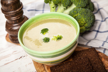 Obraz na płótnie Canvas Bowl of broccoli soup