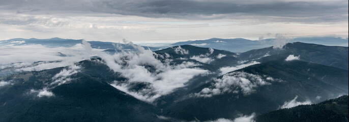 Obraz premium Mgłowy krajobraz w górach. Widok od gór dolina zakrywająca z mgłowym krajobrazem.