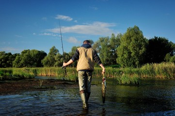 Рыбак поймал рыбу © andrii27