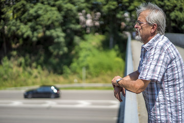 Mann beobachtet die Fahrzeuge auf der Autobahn