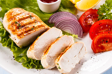Grilled chicken fillet and vegetables