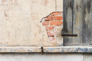 old wall / Detail of a crumbling old wall