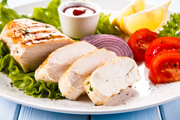 Grilled chicken fillet and vegetables