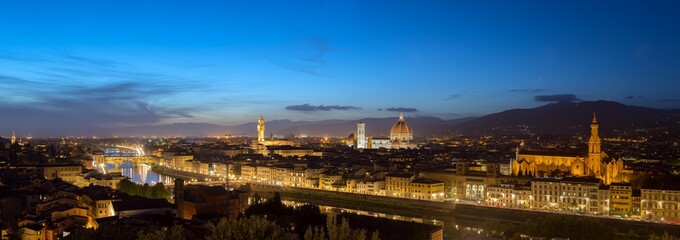 Fototapeta premium Widok Florencji po zachodzie słońca z Piazzale Michelangelo