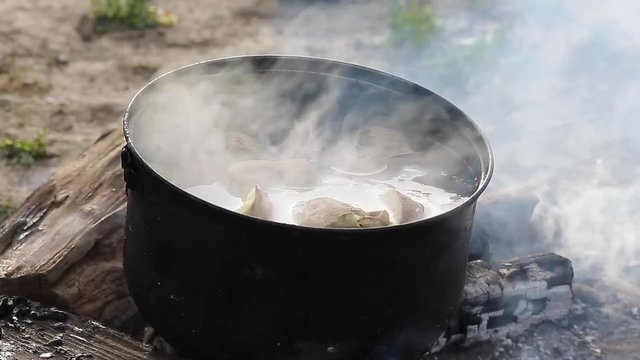 Food pot improvised in a refugee camp 
