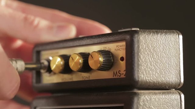 a wire connected to a guitar amplifier