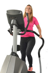 jeune femme pratiquant du vélo elliptique