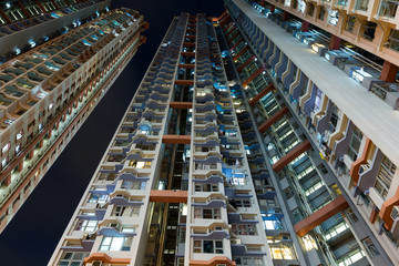 Fototapeta na wymiar Apartment building at night