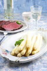 Roast Beef mit weißen Spargel