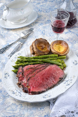Roast Beef mit grünen Spargel und Yorkshire Pudding