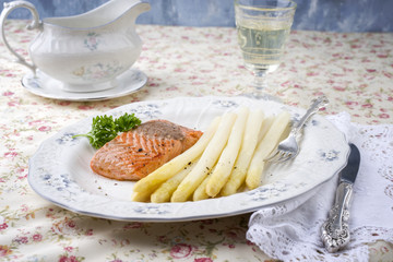 Weißer Spargel mit Lachsfilet