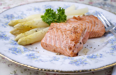 Lachsfilet mit weißen Spargel