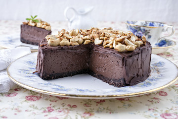 Schokoladenkuchen mit Nüssen auf Teller