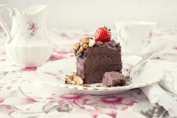 Schokoladen Törtchen mit Nüsse und Erdbeeren