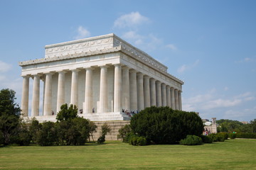 Fototapeta na wymiar Landscape with Great Lincoln Memorial at the summer day.