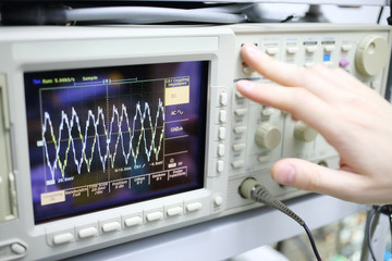 Modern device oscilloscope with airwaves