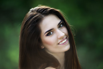 Naklejka premium Close-up portrait of a beautiful happy smiling caucasian woman with clean skin, long hair and casual makeup