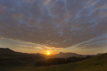 Obraz premium Chmury o wschodzie słońca