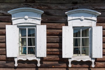 Fototapeta na wymiar Weiße Holzkastenfenster mit Läden