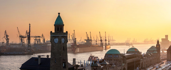 Port of Hamburg on the river Elbe in Germany - obrazy, fototapety, plakaty