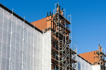 Altes Gebäude mit Baugerüst