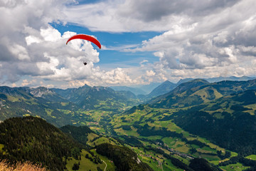 Gleitschirm, im Hintergrund das Niedersimmental, Schweiz - obrazy, fototapety, plakaty