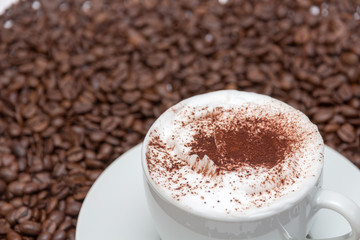 Tasse Cappuccino mit Kaffeebohnen