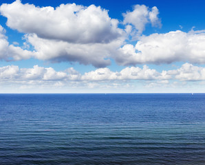 weites blaues Meer mit wolken am Himmel