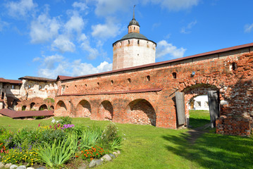 Fototapeta premium Fortress tower of Kirillo-Belozersky monastery by day.