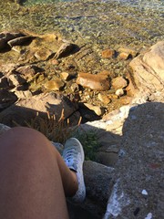 Gambe di donna sullo scoglio