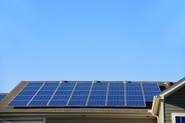 Naklejka premium panel słoneczny zainstalowany na dachu budynku mieszkalnego