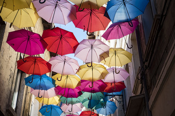 Fototapeta na wymiar Soffitto di ombrelli