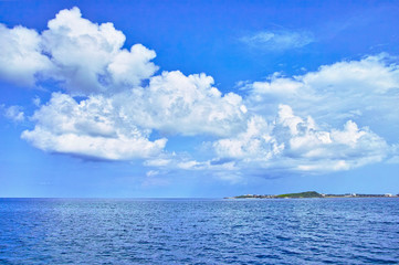 海上から見た夏の池間島
