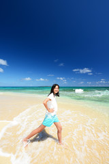 海辺で寛ぐ笑顔の女の子