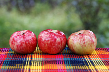 Fototapeta na wymiar juicy ripe apples